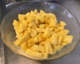 Une image de l'étape 2 de Salade d'ananas aux kiwis et jus de pêches.