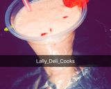 A picture of step 3 of Strawberry milkshakes.