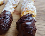Foto del paso 14 de la receta: Lazos de hojaldre rellenos de crema de almendras y puntas de chocolate