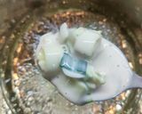 Foto del passaggio 4 della ricetta Frittelle con cipollotto e lattuga Romana