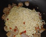 Foto langkah ke 5 dari resep Mie Telur (Goreng).