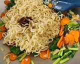 Foto langkah ke 4 dari resep Mie Goreng Rolade.