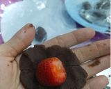 Foto langkah ke 2 dari resep Ichigo Daifuku (strawberry mochi).