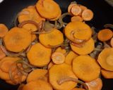 Foto del paso 1 de la receta: Tortilla de zanahoria y zapallitos