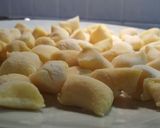 Foto del passaggio 4 della ricetta Gnocchi di patate al ragù