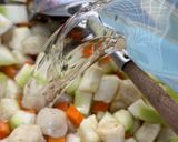 Foto langkah ke 2 dari resep Soup Labu Wortel & Bakso Ikan.