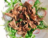 Hình bước làm 1 của món Salad Bò Xào, Cải Rocket, Trái Cây & Phô Mai Burrata Sốt Balsamic Mù Tạt