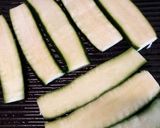 A picture of step 2 of Insalata di zucchine alla griglia grilled courgette salad.