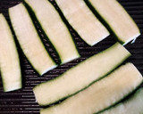 A picture of step 2 of Insalata di zucchine alla griglia grilled courgette salad.