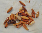 Foto del paso 7 de la receta: Tostas de pechuga de pavo y queso brie con cebolla, nueces y piñones caramelizados