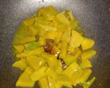 รูปขั้นตอนการทำที่ 5 ของ ฟักทองผัดกุ้งใส่ไข่