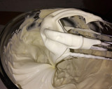 Foto del paso 2 de la receta: Torta de crema Chantilly y frutillas fácil