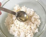 A picture of step 3 of Convenience Store-Style Tuna Mayo Onigiri.