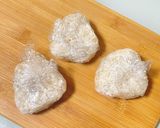 A picture of step 4 of Convenience Store-Style Tuna Mayo Onigiri.