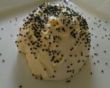Foto del paso 2 de la receta: Dips de queso crema sobre galletas de arroz integral y quinua!💕