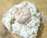 A picture of step 5 of Convenience Store-Style Tuna Mayo Onigiri.