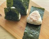 A picture of step 7 of Convenience Store-Style Tuna Mayo Onigiri.