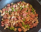 Foto del paso 5 de la receta: Alubias Blancas, salchichas y edamame