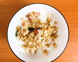 Hình bước làm 1 của món Giảm cân + eat clean: Granola + Ức gà xào mì than tre + Bánh mì trứng