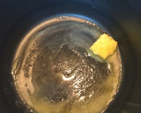 Foto del paso 1 de la receta: Sopa de cebolla con cerveza y crotones de parmesano, mostaza y tomillo