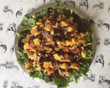 Une image de l'étape 3 de Salade composée betteraves jambon blanc pommes roquette tomates raisins roquefort curry et miel.