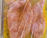 Foto del paso 2 de la receta: Pollo en salsa cremosa de champiñones y espinacas