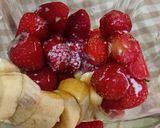 Foto langkah ke 2 dari resep Smoothies Banana Strawberry.