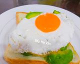 Hình bước làm 3 của món Bánh mì sanwich trứng ốp la bơ trái