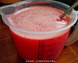 Foto langkah ke 3 dari resep Puding Keju Stroberi.