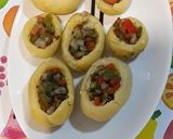 Foto del paso 1 de la receta: Patatas rellenas a la jardinera con queso brie