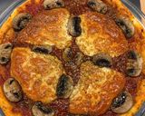 Une image de l'étape 3 de Pizza au fromage champignons de Paris.