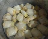 Foto langkah ke 4 dari resep Sawi Gulung Isi Ayam.