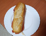 Foto del paso 2 de la receta: Bocadillo de jamón serrano, tomate y aceite de oliva