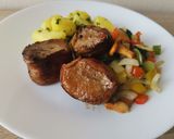Sertésszűz baconbe göngyölve, párolt zöldségekkel recept fázis 5 fotója