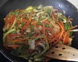 Foto del paso 4 de la receta: Fideos chinos con verdura y pollo