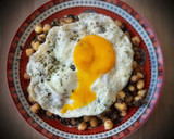 Foto del paso 3 de la receta: Garbanzos salteados con morcilla y huevo frito