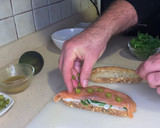 Foto del paso 4 de la receta: Tosta de salmón, aguacate y queso crema