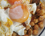 Foto del paso 6 de la receta: Garbanzos con Güeñas y Huevos fritos al aceite de Pimentón