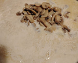 Borsos, fokhagymás csirkemell, gombás, sajtos szószban gluténmentesen recept fázis 4 fotója
