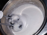 Postre helado de mousse