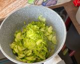 Foto del passaggio 2 della ricetta Fusilli bucati corti con zucchine e speck