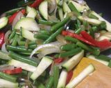 Foto del paso 3 de la receta: Filete de pollo con salteado de vegetales!!