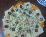 Foto del paso 2 de la receta: Pizza de atún, aceitunas negras y cebolla frita