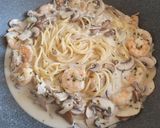 Foto langkah ke 5 dari resep Spaghetti Mushroom Cream Sauce with Prawn.