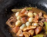 Foto langkah ke 2 dari resep Semur ayam telur puyuh simpel.