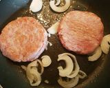 Foto del paso 3 de la receta: Hamburguesa de tomate con pollo