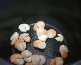 Foto del paso 2 de la receta: Arroz meloso con vieiras y langostinos en olla eléctrica