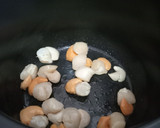 Foto del paso 2 de la receta: Arroz meloso con vieiras y langostinos en olla eléctrica