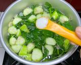 Foto langkah ke 4 dari resep Bening Bayam Oyong.