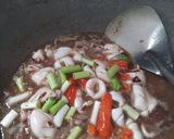 Foto langkah ke 5 dari resep Tumis cumi pedas lada hitam.